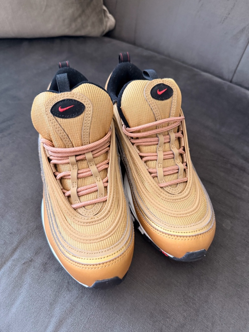Nike Men
Tan Sneakers with Pink Accents